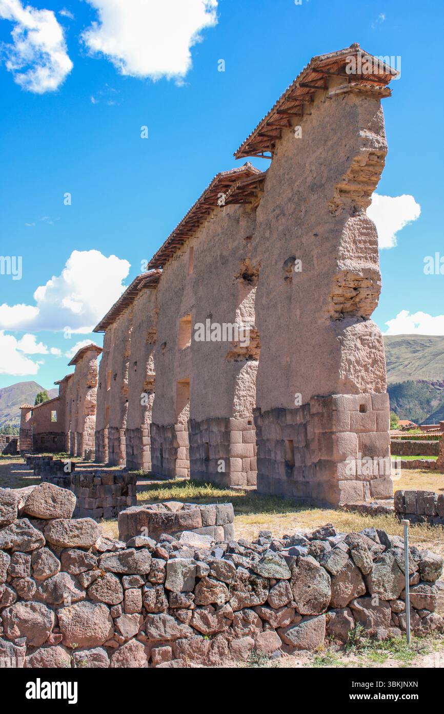 Historischer Tempel von Wiracocha, erbaut von Inka-Leuten für den höchsten Gott namens Wiracocha. Gelegen in Raqch`i in der Region Cusco von Peru Stockfoto